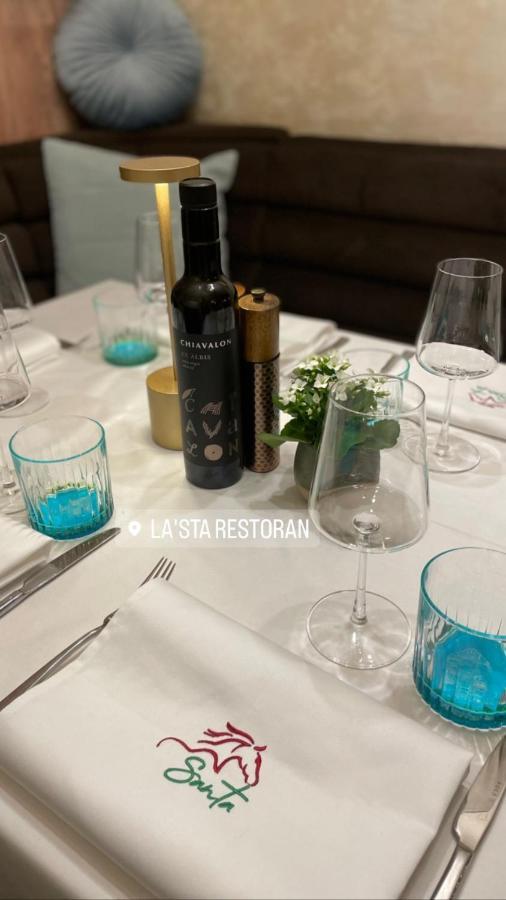 Santa Villa & Restaurant สเรมสกา มิโตรวิตซา ภายนอก รูปภาพ