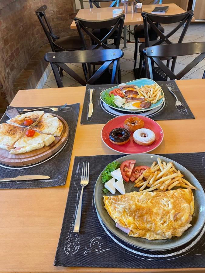 Santa Villa & Restaurant สเรมสกา มิโตรวิตซา ภายนอก รูปภาพ